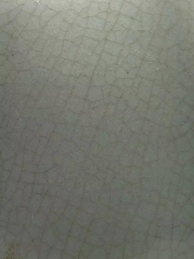 汝瓷蟹爪纹汝瓷特征之芝麻挣钉釉满足"芝麻挣钉釉满足"指的是汝瓷特殊