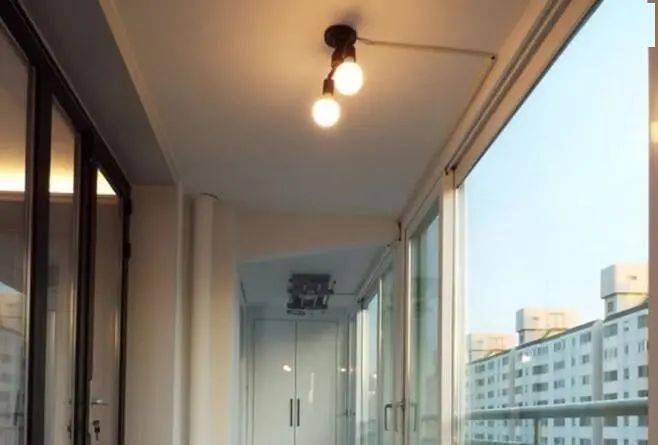 阳台封不封别纠结了，学韩国人在护栏边装推拉门，安全又防尘-搜狐大视野-搜狐新闻