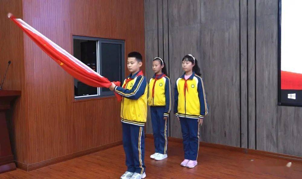 泰山冯玉祥小学举行尊崇宪法国旗下宣誓仪式