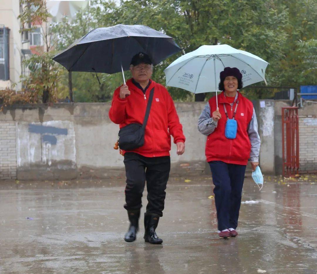 下雨天 清源人在做什么?_行人