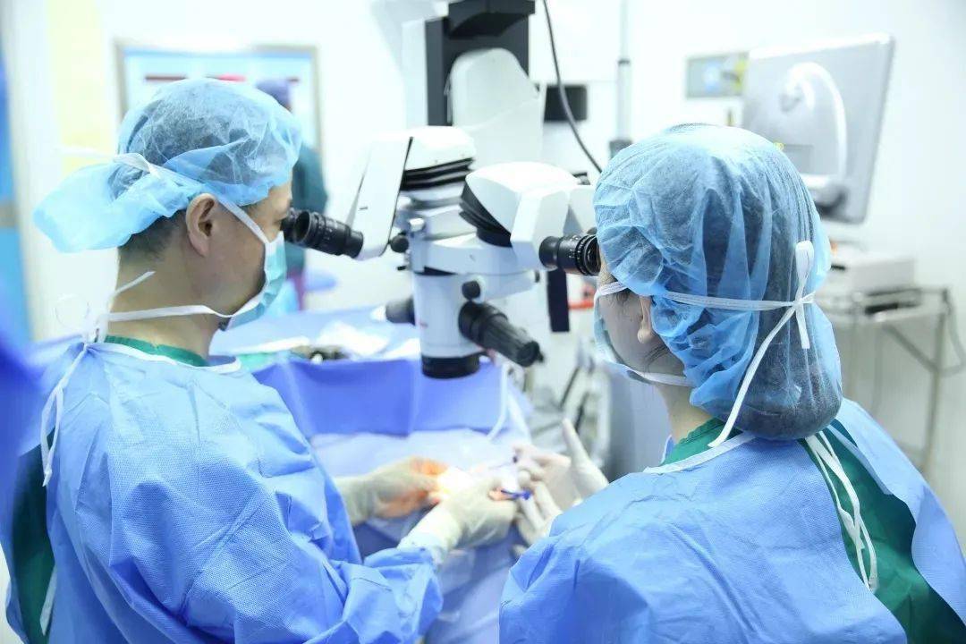 图为:俞阿勇教授为患者进行依镜prl晶体植入近视手术