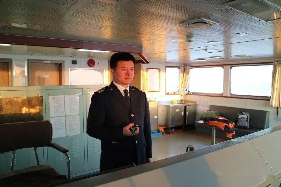 他的逐点乘潮助20万吨级船满载通航黄骅港高级引航员杨炳栋的故事