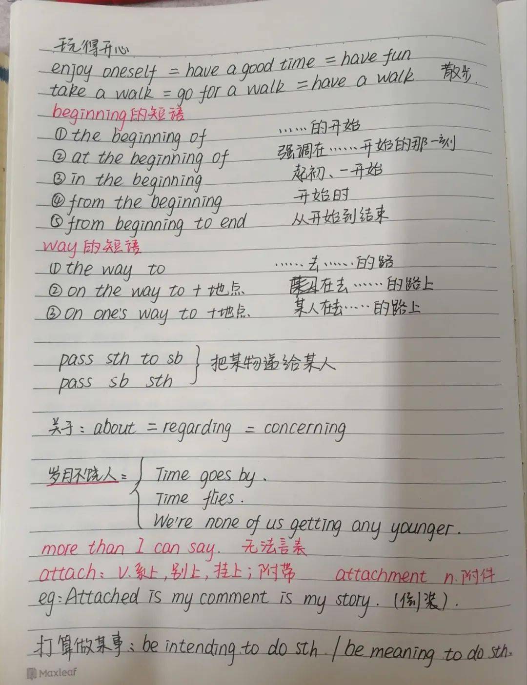 笔记内容丰富充实,重点知识由不同颜色的笔划出,有特定的符号标记