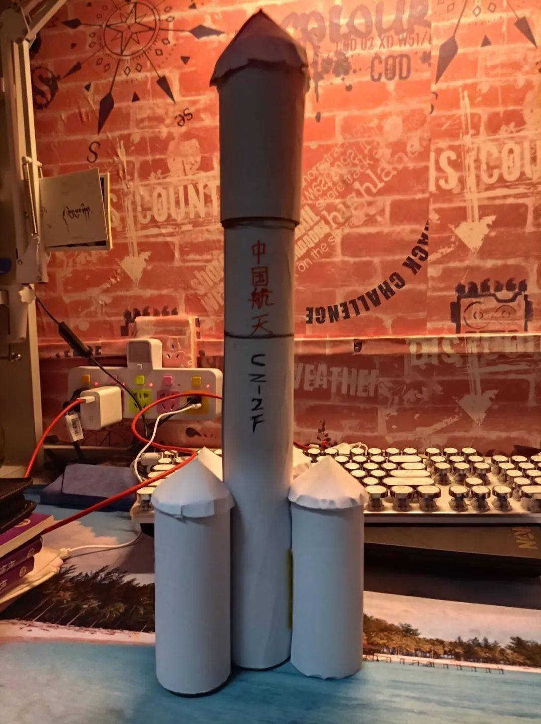 中国航天纸筒小火箭——徐正强19本模型是以生活中废弃纸盒为原材料