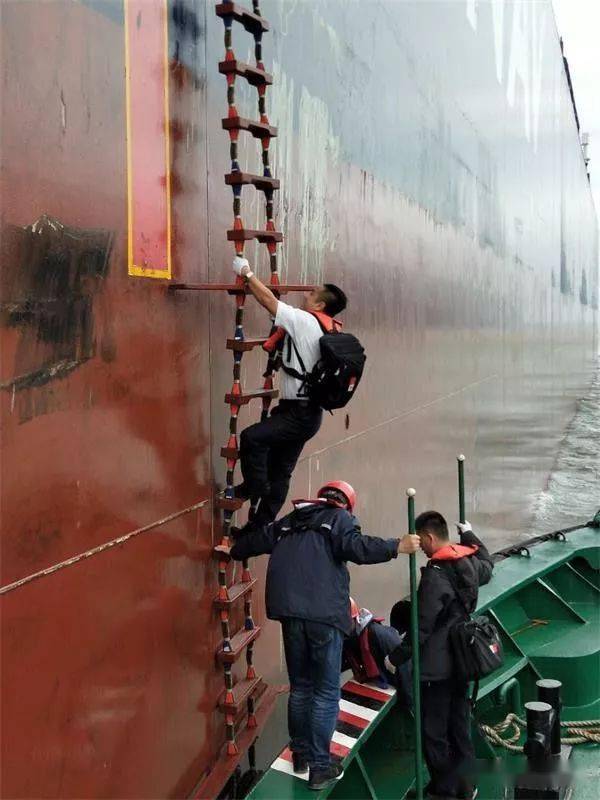 他的逐点乘潮助20万吨级船满载通航黄骅港高级引航员杨炳栋的故事