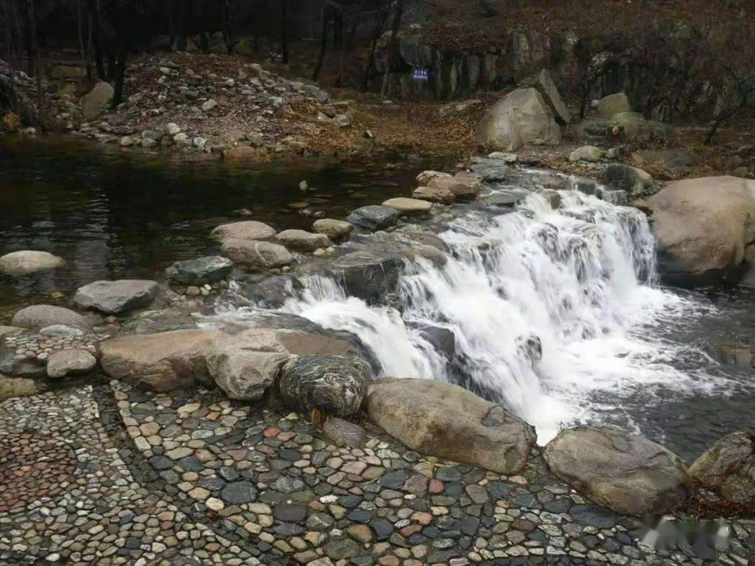 如入仙境!泰山雨后溪水湍急,山涧瀑布赏心悦目