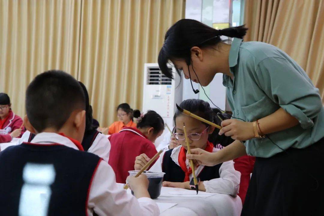 活动第二个环节由灵水中心小学美术教师龚静雯进行《水墨画风景》一课