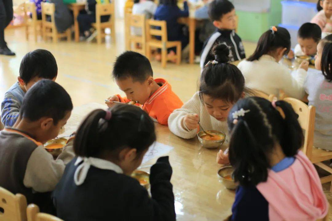 实验幼儿园的孩子们在喝南瓜粥