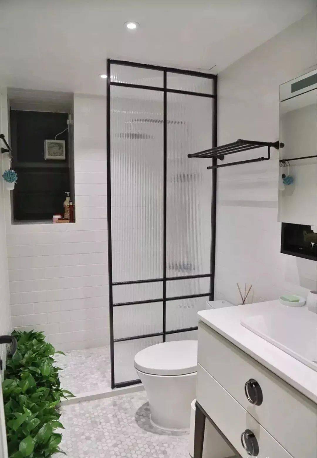 小户型的卫生间用玻璃隔断隔出一个淋浴区也不是很困难的事情,一个
