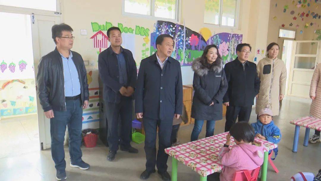 华亭市委常委,宣传部部长海英陪同.