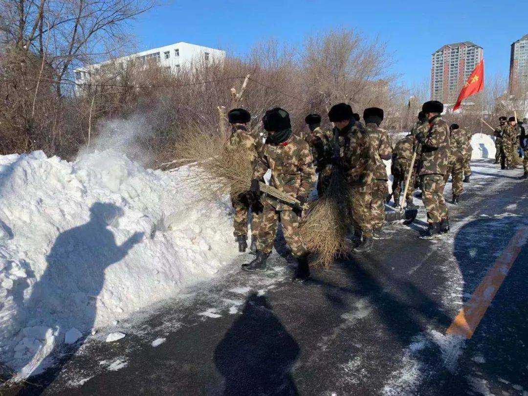 武警松原支队清雪破冰力保道路畅通