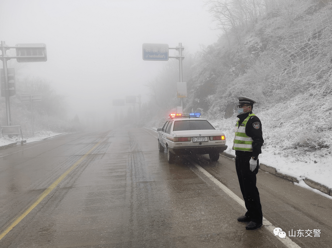 冬天的第一场雪山东交警与您一路相伴