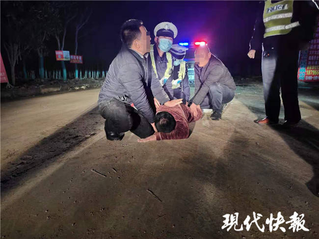 撞车后不肯道歉，暴躁车主抢车回家拿刀来“讲