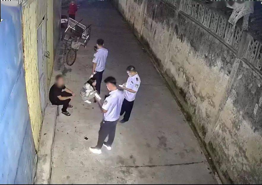 巷子内1男1女被抓,两人疯狂逃窜