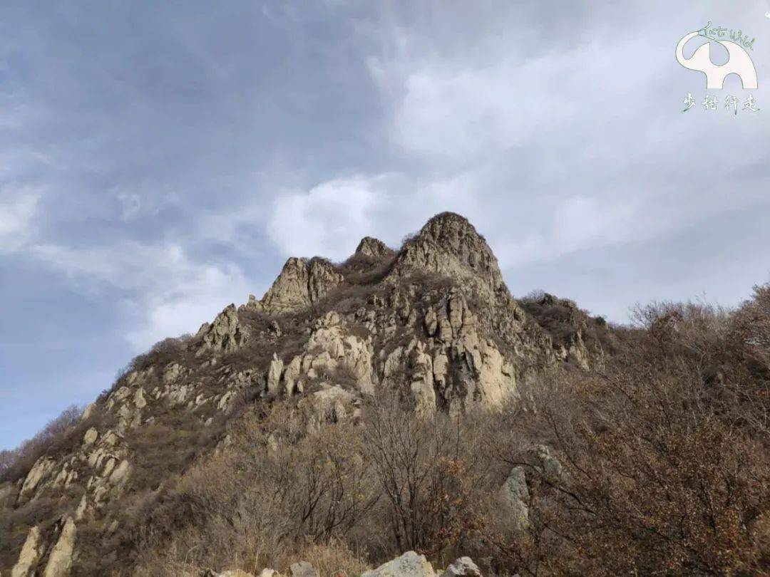 猫耳山位于北京房山区的西北部 海拔1307米,是金元时期的名山之一