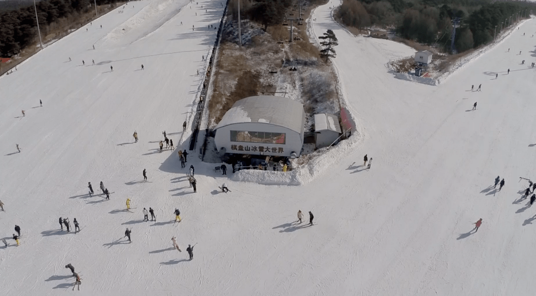 沈阳网摄影记者 韩宇浩 冯宇 沈阳怪坡国际滑雪场