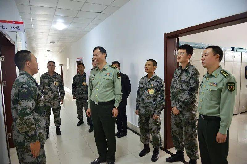 上海市各级兵役机关组织开展在役士兵跟踪服务和走访慰问活动,鼓励在