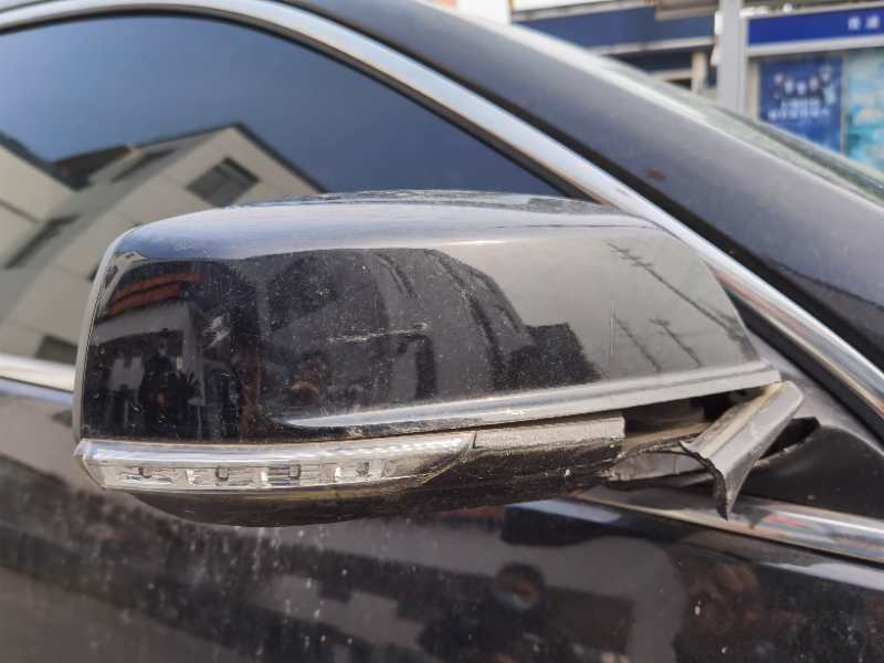 直行轿车不让转弯货车，货车司机追逐撞击轿车
