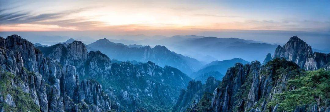黄山位于风景秀丽的皖南地区,它以"三奇四绝"的奇异风采名冠于世.