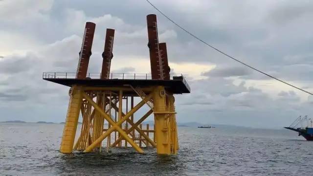 阳西沙扒海上风电项目部圆满完成国内首座斜桩植入嵌岩导管架基础施工