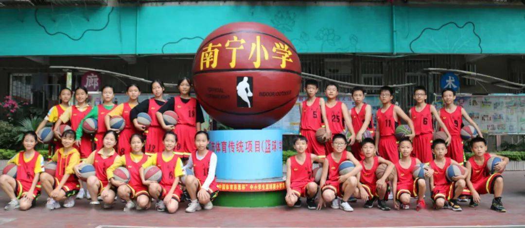 伫立在操场边的篮球模型,是会城南宁小学一道独特风景.