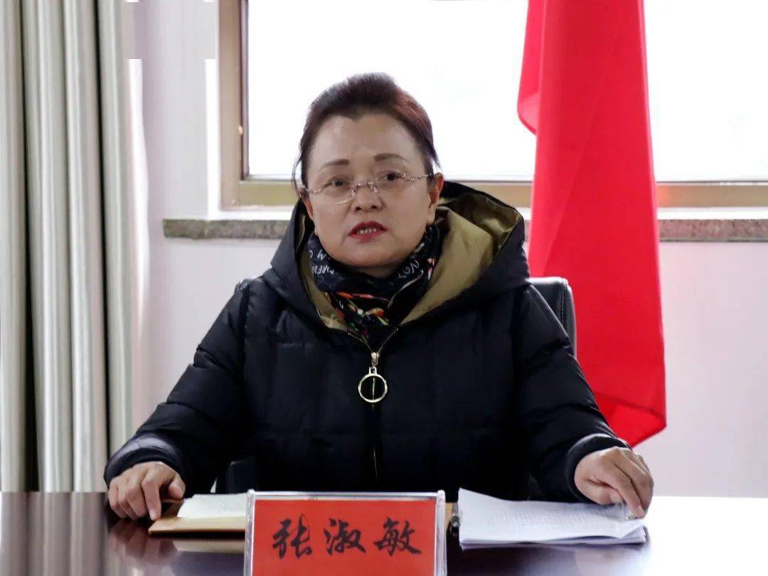 在召开的座谈会上,县人大常委会副主任,县总工会主席张淑敏代表县四大