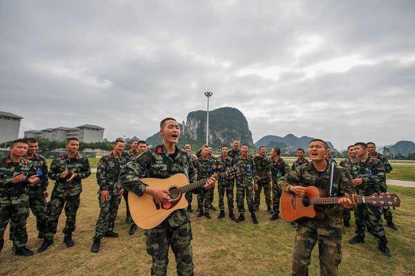 游戏|广西武警：巧借趣味游戏催生新兵战斗力