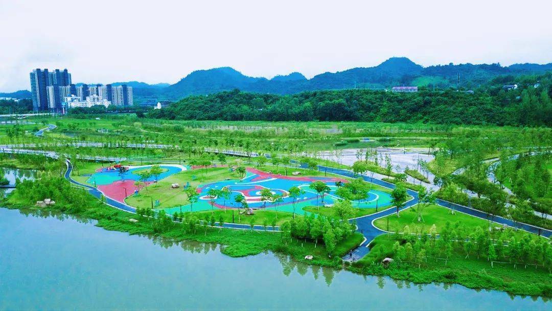 位于远安县城沮河西部的国家湿地公园,碧水绿妆,气象万千.