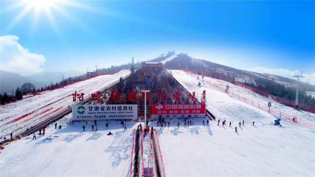 松鸣岩国际滑雪场 松鸣岩国际滑雪场位于松鸣岩景区 是真正意义上的