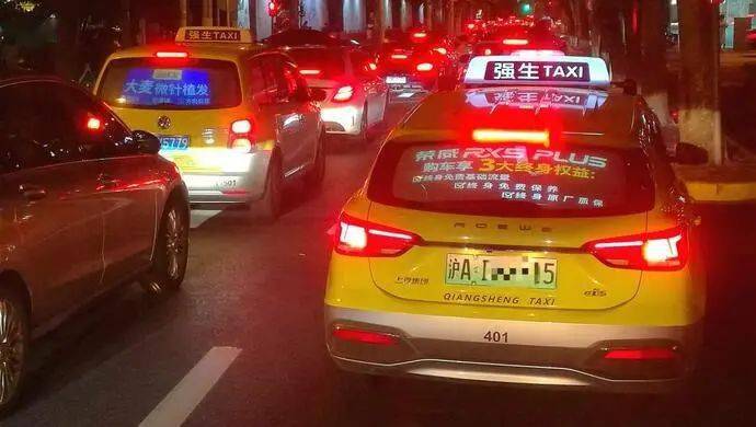 上海出租车后窗亮起新媒体广告后车车主差点儿就蹭到前车屁股上了