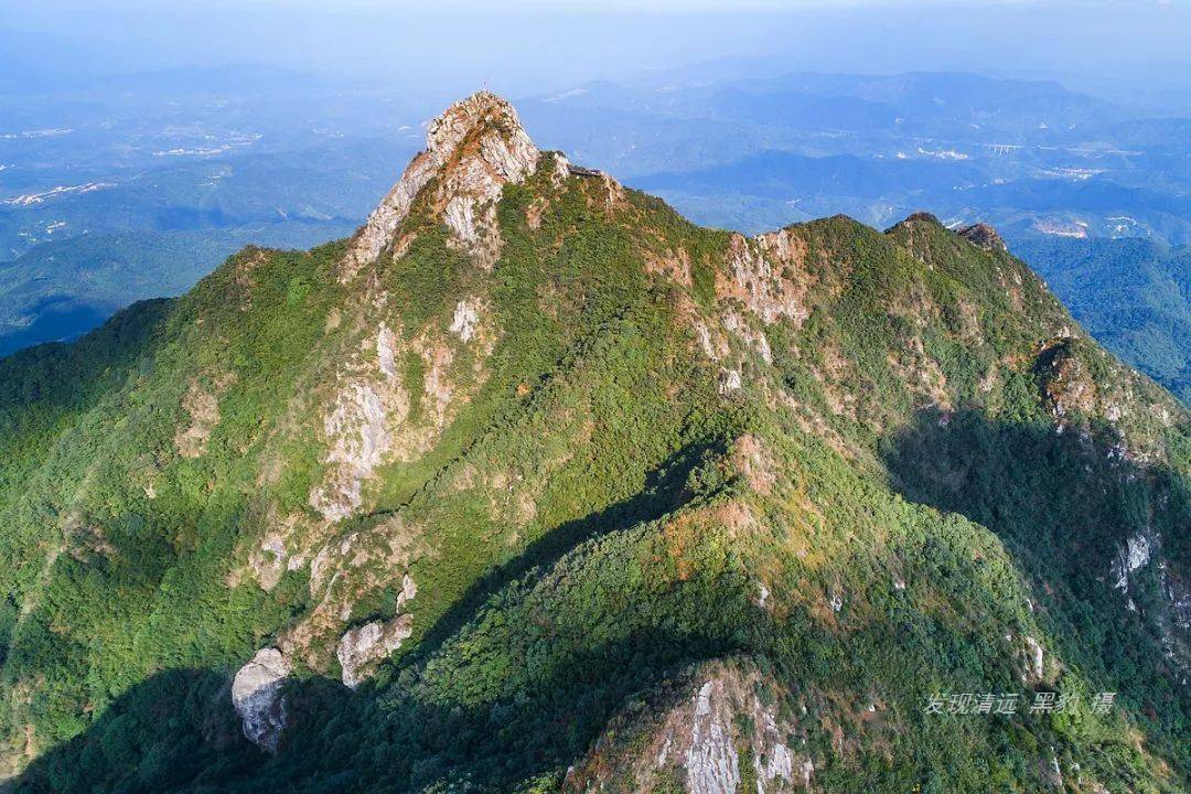 大罗山山势巍峨高耸,挺拔峻秀,天气晴好能见度高的时候,在清远市区也