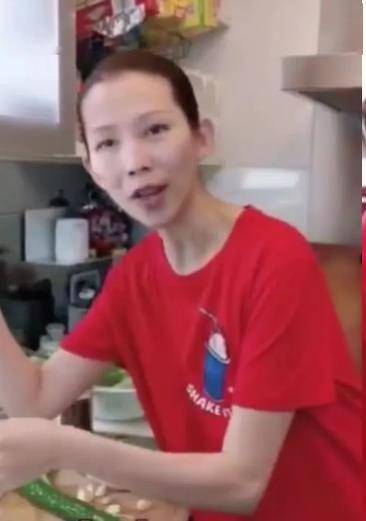 蔡少芬与李亚男合影，状态出色看不出大11岁，生