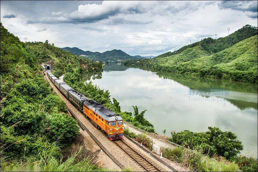 梅坎铁路.t8381次(大埔-广州东)行驶在松口-雁洋区间.