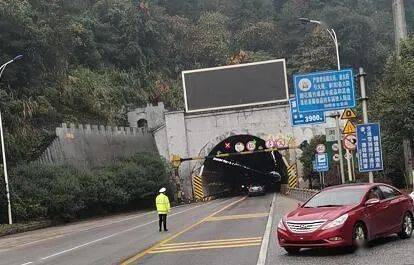 浏阳蕉溪岭隧道如何治堵?加装红绿灯或可行