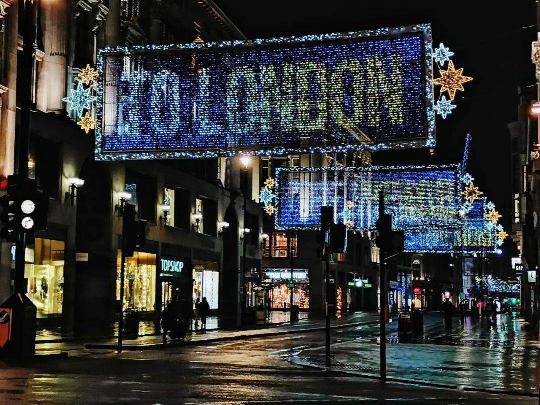 "今年,伦敦牛津街(oxford street)上点亮了圣诞灯,与往年的圣诞灯不