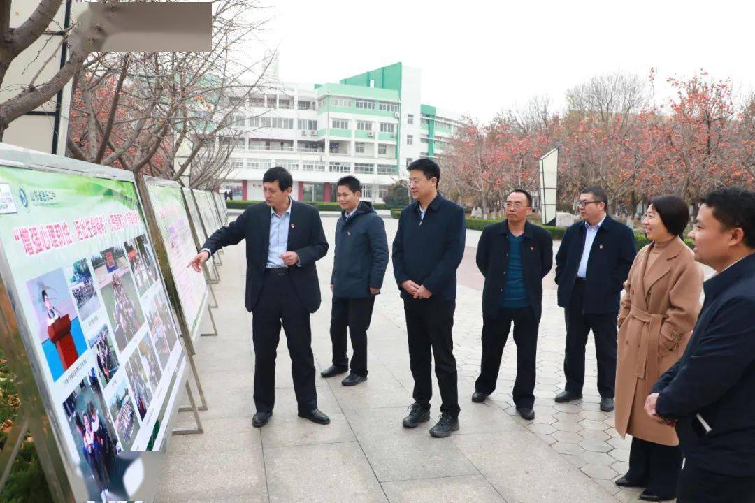 陈诚副部长到校后在张申校长的陪同下参观了校园,听取了学校党建工作