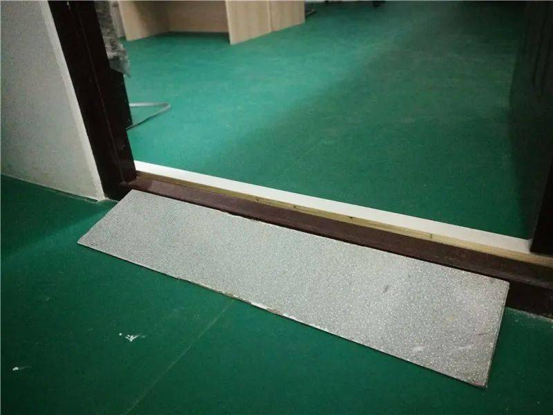 文物转运通道的各门槛和库房门口处设置缓冲坡道