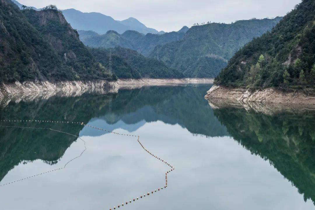 码头水库,桃源古村,隐匿神庙,矾窑遗址等历史遗迹;在南宋至藻溪段还