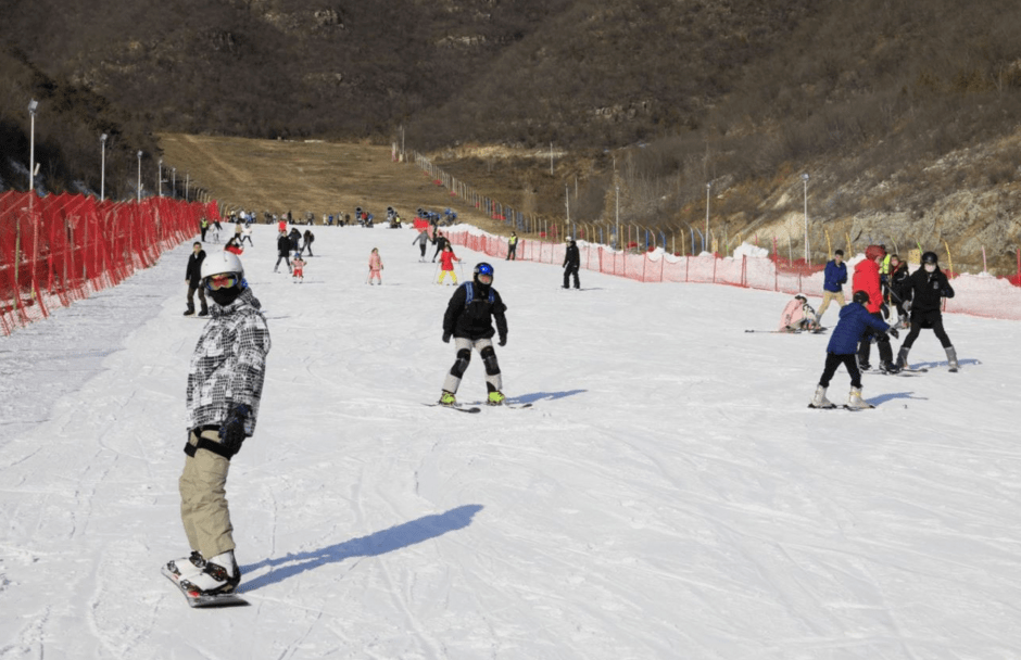 通过关注免费试滑活动将持续3天北京静之湖滑雪场据了解周日上午10点