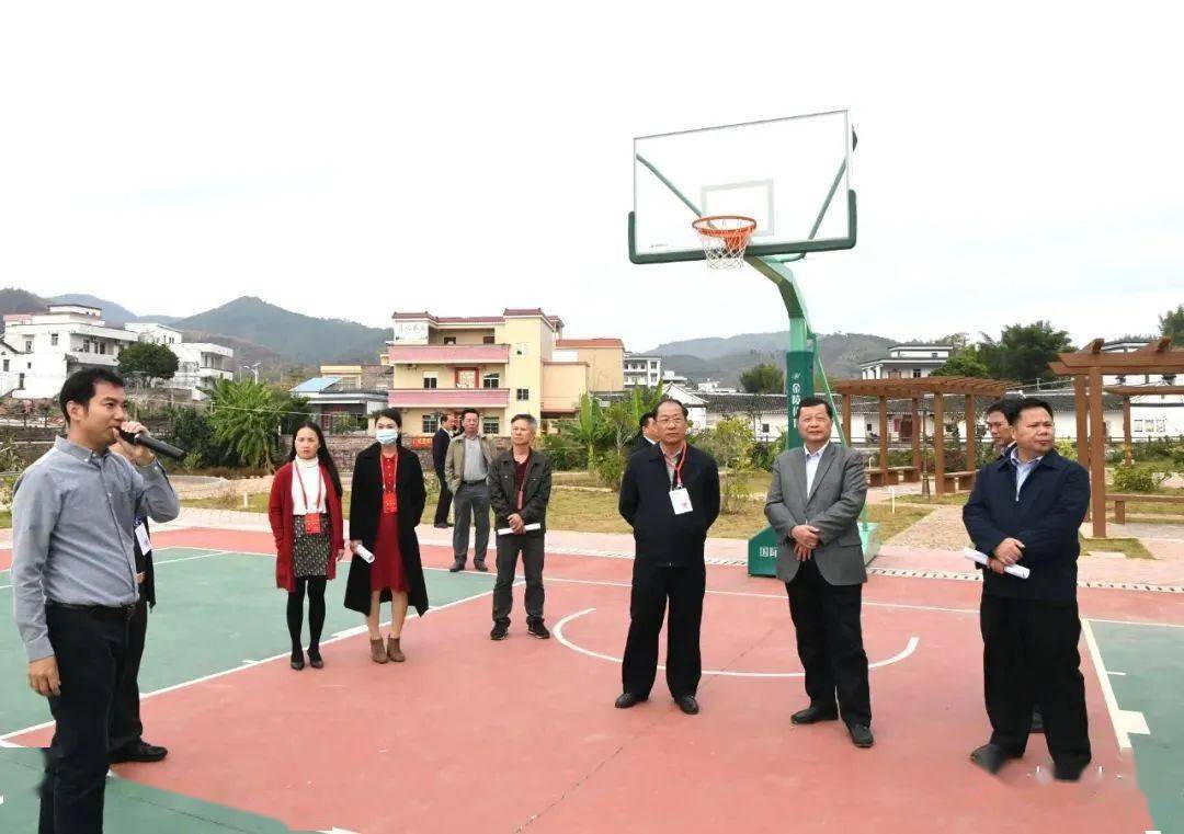 市人大常委会副主任陈荣卓率队到龙川视察农村住房建设管理工作情况