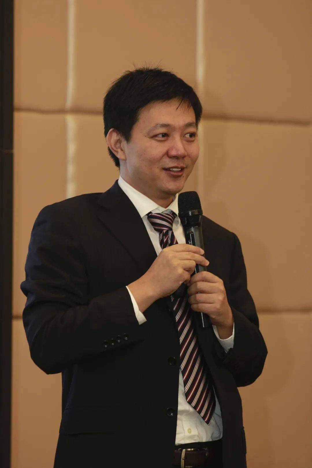 "百名专家教授进校园"之特邀北京大学许亮教授到华山中学进行专题讲座