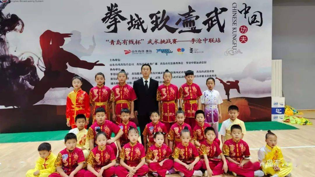 学习武术,就得从小培养,趁孩子小,抓紧报个武术班,学一项受益终身技能