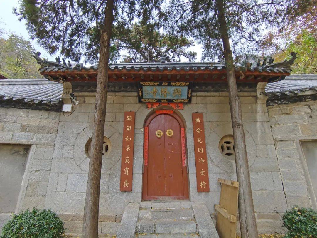 深山里庄严肃穆的兴隆寺,钟声悠扬听闻,抗战时期,廖荣彪将军曾在