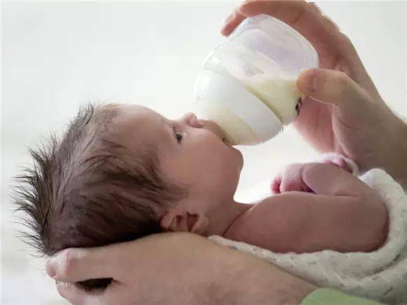 如何给宝宝喂奶才能不呛奶 1bac3db84a8c4e298aeb1c963c004d24.jpeg