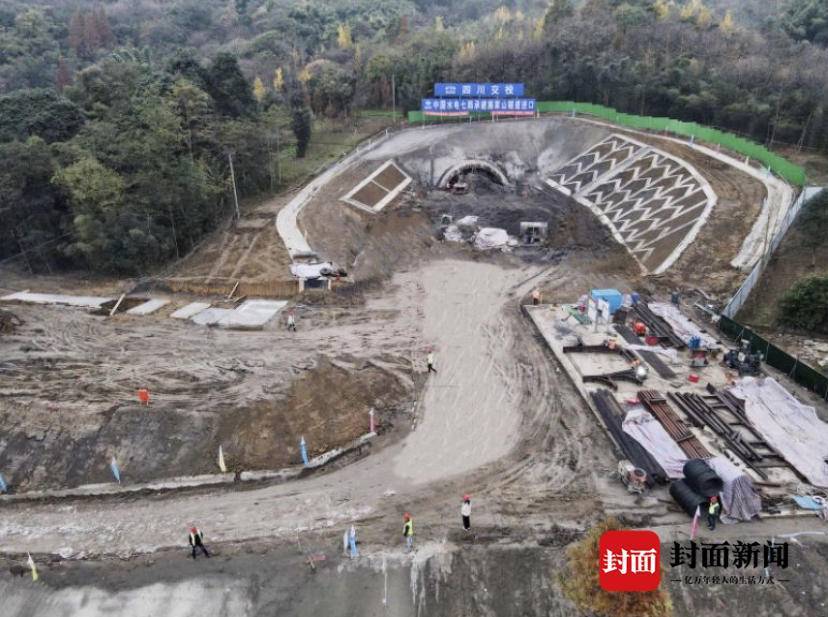 全国首条齿轨铁路都江堰至四姑娘山山地轨道首条隧道正式进洞施工