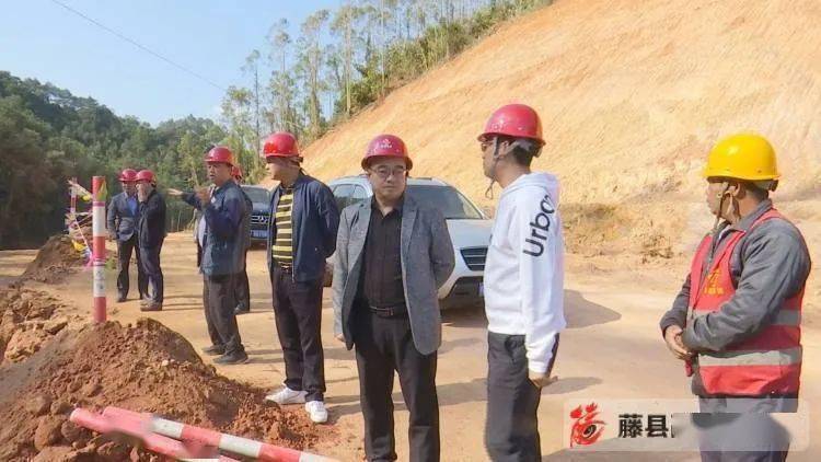 胡杰钊到岑平二级公路藤县段调研