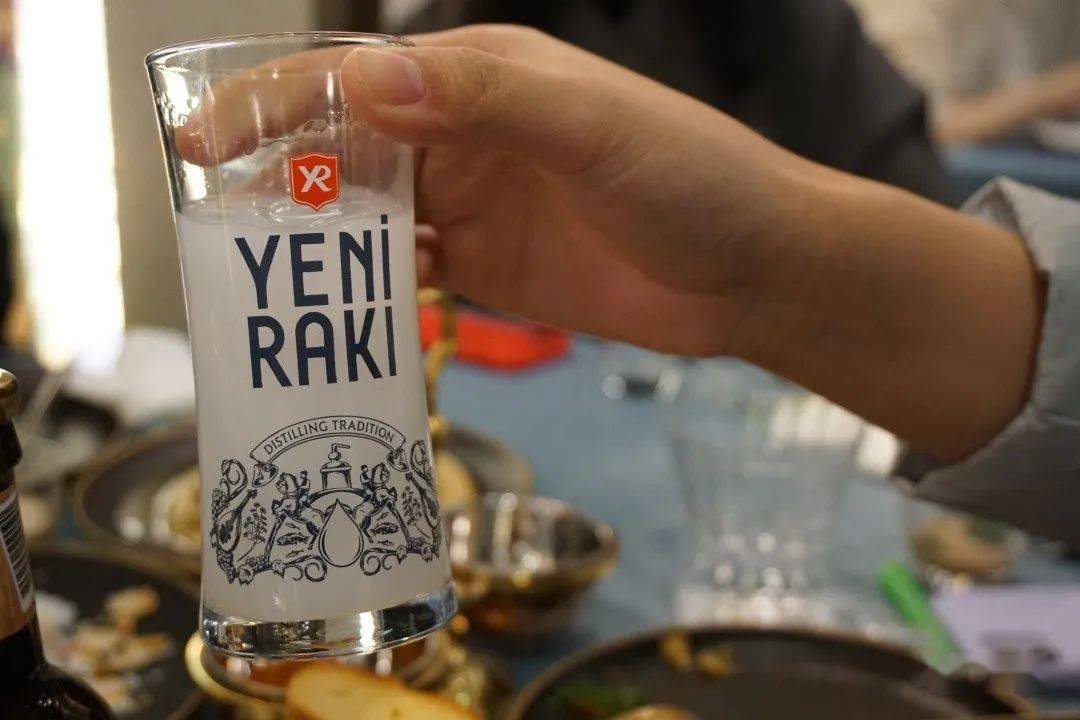 艾菲斯纯生啤酒不愧是土耳其的顶级啤酒明亮的金黄色上堆叠着绵密的