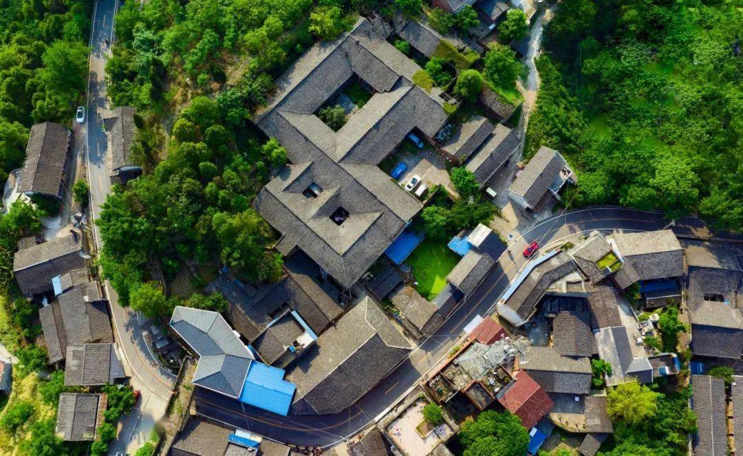 以盐商文化,寨堡遗迹等三多寨"古韵文化"元素为主题,在八大景点,古寨
