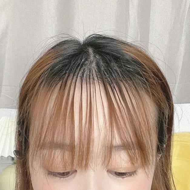 用纸吸干水分之后,接着再上二剂  其实在软化刘海之后刘海基本上已经