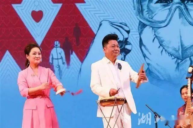 扭着秧歌打着鼓猜一个成语_秧歌骑着驴打着伞(2)